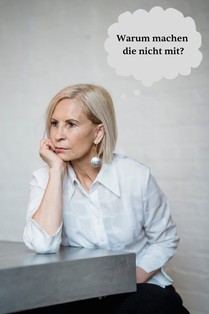 Verzweifelte Managerin am Tisch